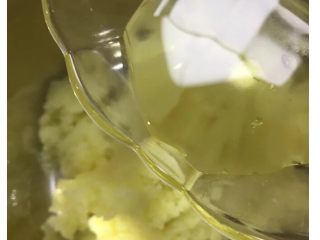 宝宝辅食系列～土豆塔,加入玉米油。