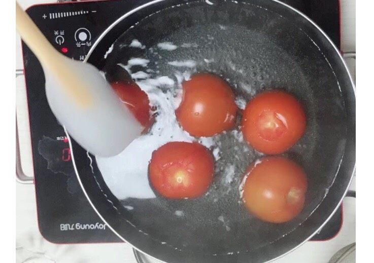 宝宝辅食系列～西红柿泥,水开后放进准备好的西红柿煮一分钟