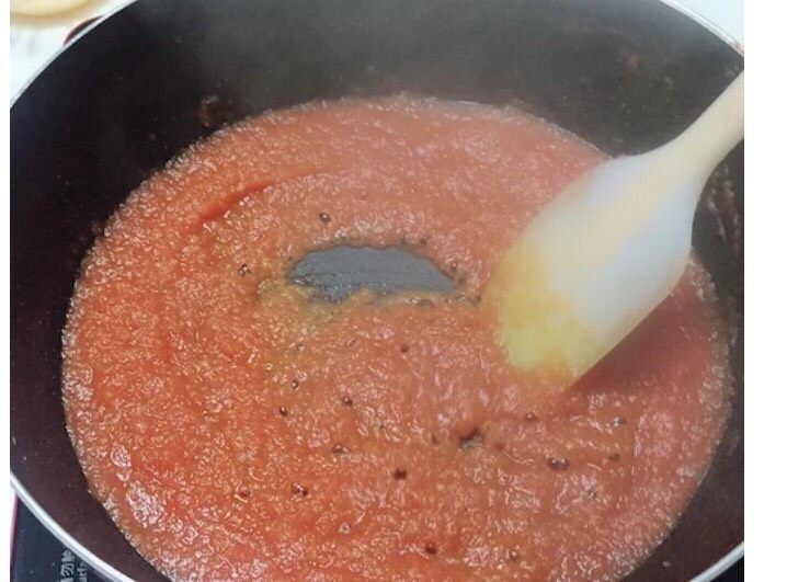 宝宝辅食系列～西红柿泥,煮的过程要不停的搅拌，不然会糊，小火慢煮，煮30分钟左右即可。