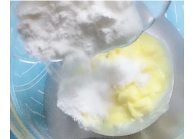 宝宝辅食系列～宝宝肉送酥饼,将软化好的黄油加入糖粉，将黄油打到丝滑发白。