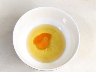 杏仁桃酥,在花生油中加入鸡蛋。