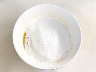 杏仁桃酥,筛入低筋面粉、泡打粉和苏打粉。