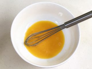 杏仁桃酥,用手动打蛋器搅拌均匀。