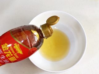 杏仁桃酥,在大碗内倒入花生油。