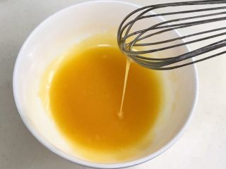 杏仁桃酥,接着搅拌至糖粉融化。