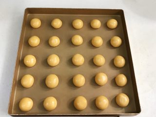 杏仁桃酥,把拌好的面团均分成25个小剂子，双手搓圆。