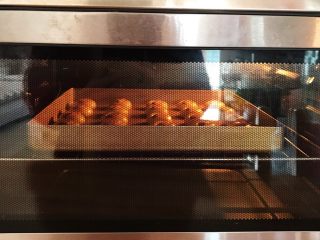 杏仁桃酥,入预热好的烤箱中层，上下火175度约15分钟，待饼干上色即可。