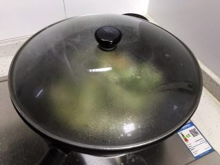 白玉菇杭椒炒腌白菜,盖上锅盖，转中小火，焖煮2分钟