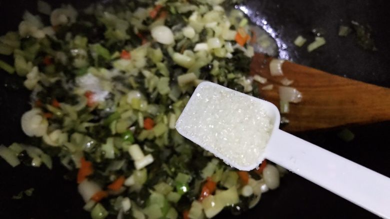 白玉菇杭椒炒腌白菜,加一小勺细砂糖，翻炒均匀，即可