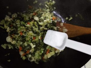 白玉菇杭椒炒腌白菜,加一小勺细盐