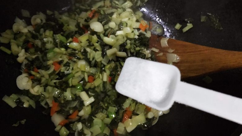 白玉菇杭椒炒腌白菜,加一小勺细盐