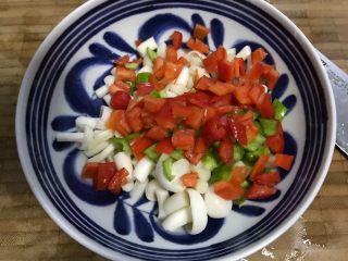 白玉菇杭椒炒腌白菜,杭椒去蒂去籽，洗净之后切碎