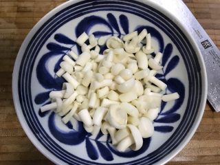 白玉菇杭椒炒腌白菜,白玉菇洗净之后切碎