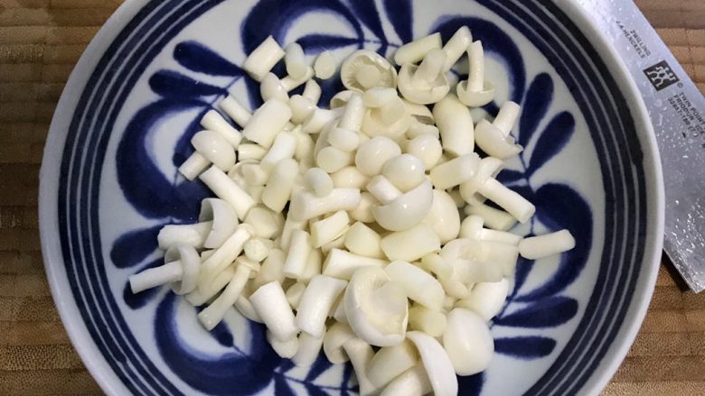 白玉菇杭椒炒腌白菜,白玉菇洗净之后切碎