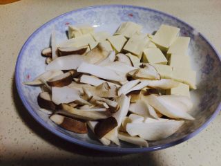 豆腐鲫鱼汤,豆腐切小块，杏鲍菇切成长条状