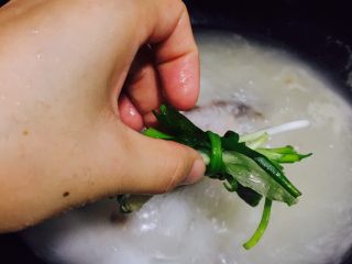 豆腐鲫鱼汤,加入葱结，保持沸腾2分钟