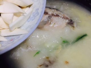 豆腐鲫鱼汤,加入鱼汤中同煮，关小火炖10分钟