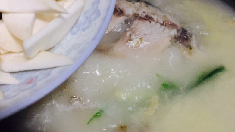 豆腐鲫鱼汤,加入鱼汤中同煮，关小火炖10分钟