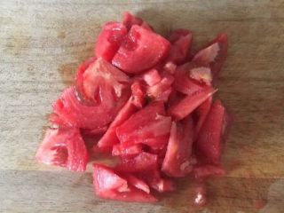 番茄牛肉面（手擀面）,番茄清洗干净，切成大块。