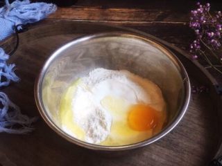 番茄牛肉面（手擀面）,准备好普通面粉150g，放入0•5g的盐，放入0.•5g的食用碱面，将盐、碱与面粉拌匀，放入1个鸡蛋。