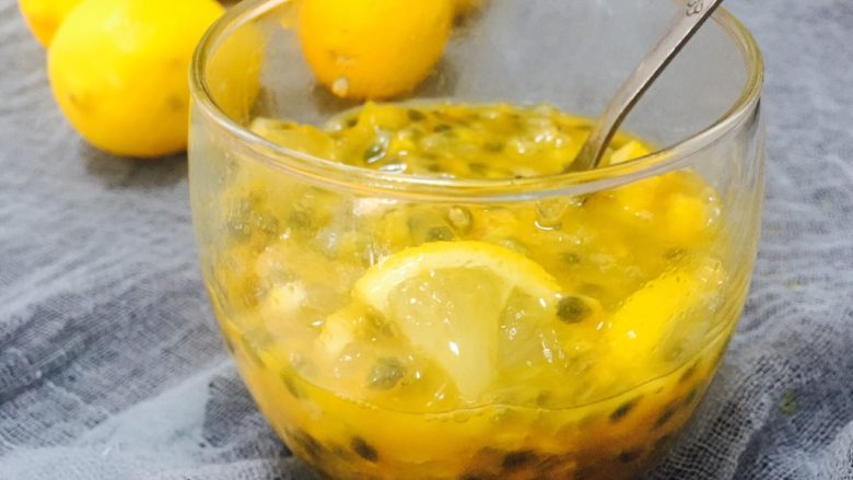 百变水果 蜂蜜柠檬百香果茶,将百香果和柠檬混合均匀