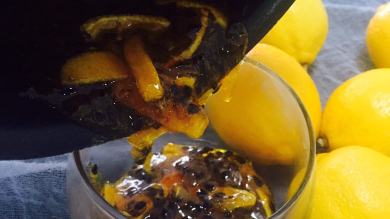 百变水果 蜂蜜柠檬百香果茶,放凉后装进玻璃容器中储存