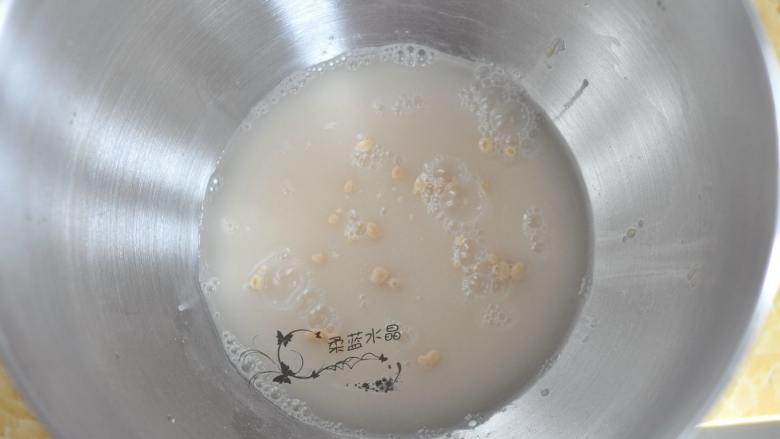 五香发面饼,内胆中倒入温水，放入干酵母搅匀静置5分钟。
