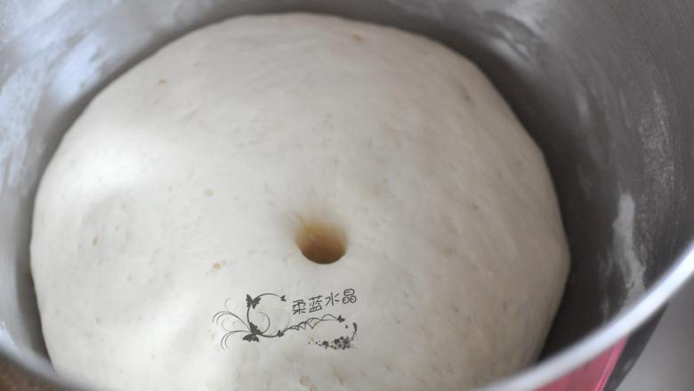 五香发面饼,放在温暖的地方发酵至两倍大，手指按下不回缩，底部呈现蜂窝状。