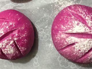 百变水果 火龙果面包,把面团排放在烤盘上发酵至两倍大，筛上面粉(配方外的面粉)，用刀划出花纹。放入预热好的烤箱，180度，25分钟(5分钟加盖锡纸，以免上色)