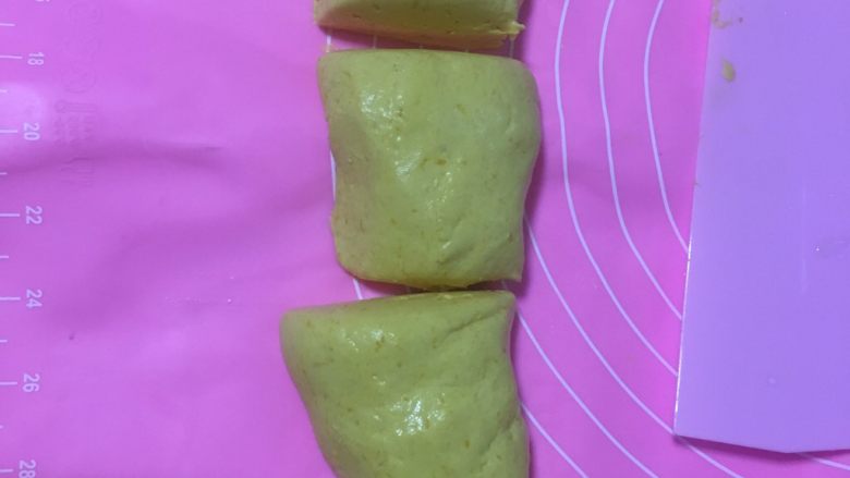 紫薯南瓜丸子,5️⃣ 揉成竖状面团，用刮刀切块。