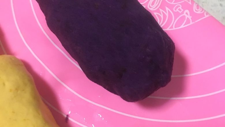紫薯南瓜丸子,6️⃣ 紫薯压成泥，揉成竖条状。