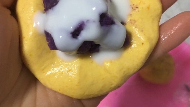 紫薯南瓜丸子,8️⃣ 可以放入点酸奶，口感更好，有点微微的奶味。