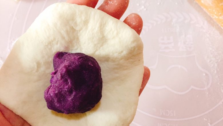 奶香紫薯发面饼,擀皮放上紫薯馅