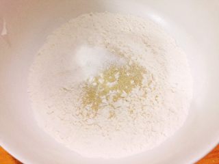 奶香紫薯发面饼,中筋面粉，发酵粉，细砂糖混合