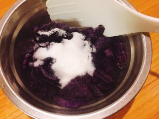 奶香紫薯发面饼,趁热加细砂糖，压成泥状