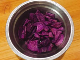 奶香紫薯发面饼,去皮切块
