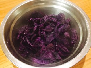 奶香紫薯发面饼,上锅蒸熟