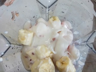 柚子香蕉奶昔,将所有食物放入破壁机搅拌50秒左右。