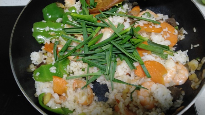 大虾炒米,搅拌均匀，放入蒜苗叶。