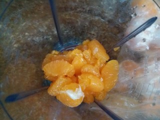 百变水果 法式橘汁软糖,用料理机搅拌打碎