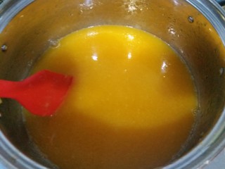 百变水果 法式橘汁软糖,橘子汁小火煮到40度左右，加入混合的白砂糖和苹果胶，搅拌均匀。再加入麦芽糖 余下的白砂糖，熬会儿再倒柠檬汁，一直熬到107度，我晚上做的，步骤图没拍那么多