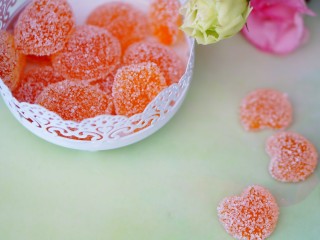 百变水果 法式橘汁软糖,脱模后裹上一层细砂糖，最好是用绵白糖，颗粒会比较细。