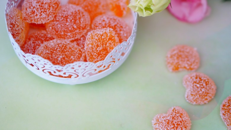 百变水果 法式橘汁软糖,脱模后裹上一层细砂糖，最好是用绵白糖，颗粒会比较细。
