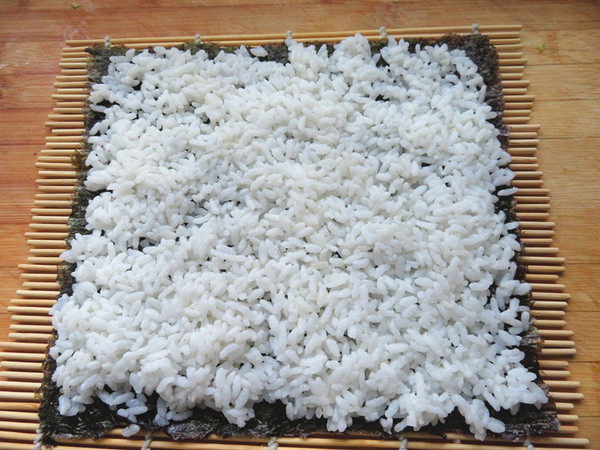 肉松蛋黄寿司,将米饭平铺在海苔上
