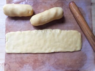 枣泥一口酥,将面团分成若干份（便于操作），然后取一份面团在案板上先搓成长条状，再用擀面杖擀成长方形的面片