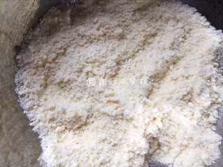枣泥一口酥,用手把黄油和面粉搓匀，搓匀的面粉应该是如图中的这种粗玉米粉状态
