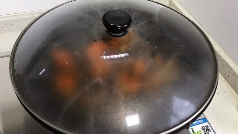 胡萝卜木耳炒小鱼干,盖上锅盖，转中小火焖煮2分钟