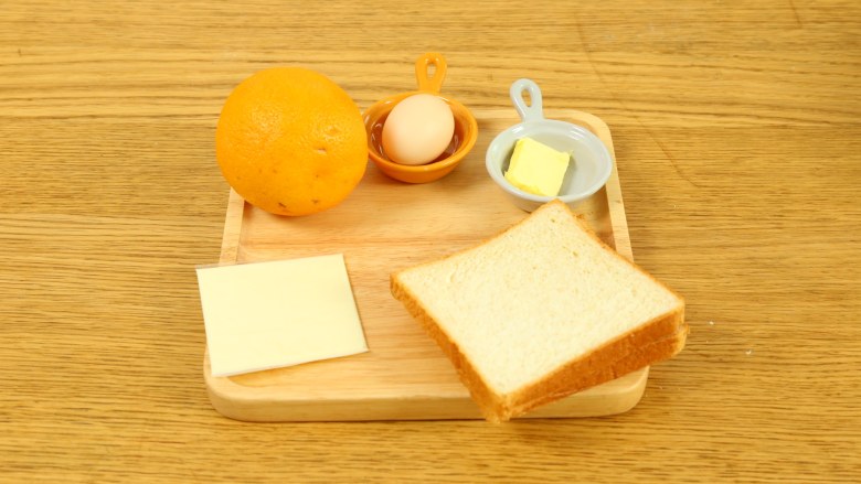 奶酪棒18m+,主料：吐司2片、<a style='color:red;display:inline-block;' href='/shicai/ 884'>奶酪</a>1片、黄油30g

配料：鸡蛋1个、橙子1个