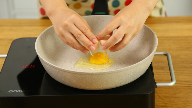 奶酪棒18m+,煎个鸡蛋，配上坚果和橙汁。