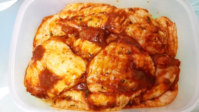 阿根廷燃情风味鸡翅包饭,放入保鲜盒里腌制几个小时入味